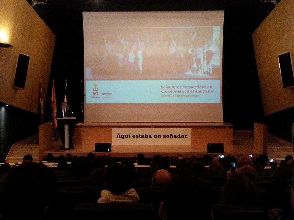 ArsosSystem's tweet photo. @zoidoalcalde clausura el acto de presentación de #SevillaEmprendedora 
 Muchas gracias @Ayto_Sevilla http://t.co/hCK3ypQunx