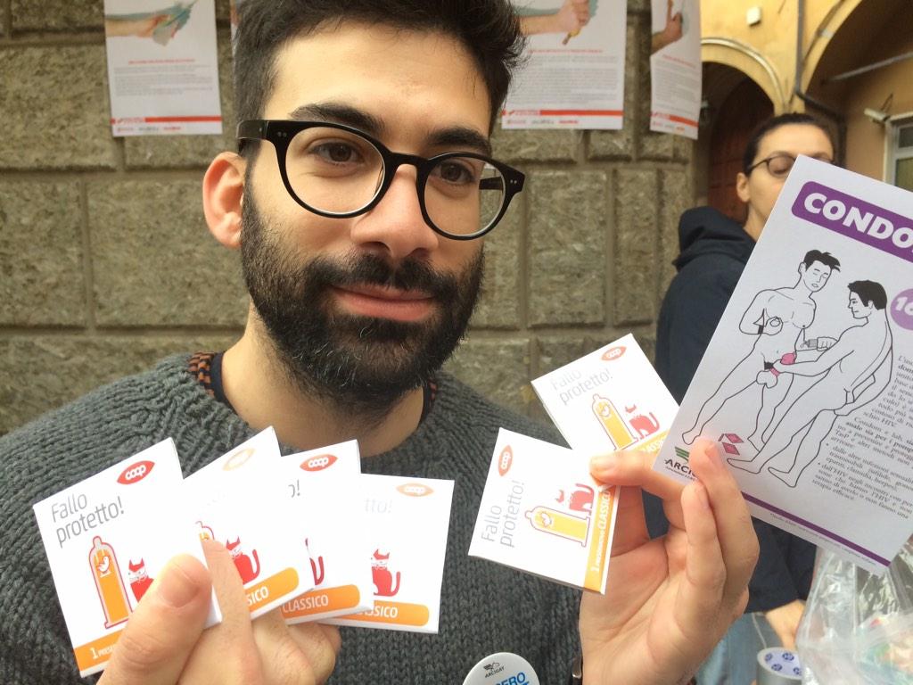francogrillini's tweet photo. #1dicembre @casserosalute @Arcigay i preservativi #coop al banchetto del #Cassero @Uni_LGBTQ http://t.co/3wGy4RG97j