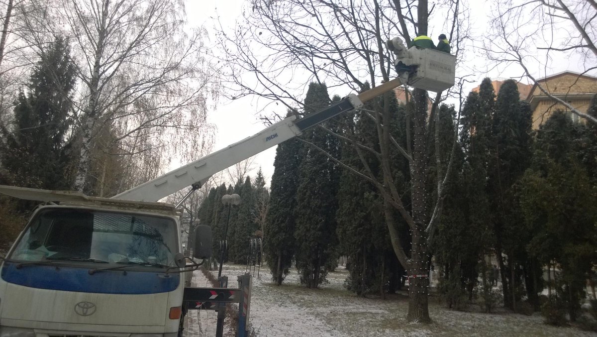 Parki_Himki's tweet photo. Заливаем катки, украшаем деревья.. Впереди еще ледяные городки, фигуры, горки, новогодние ёлки во всех парках #Химки http://t.co/icyv6Ltdad