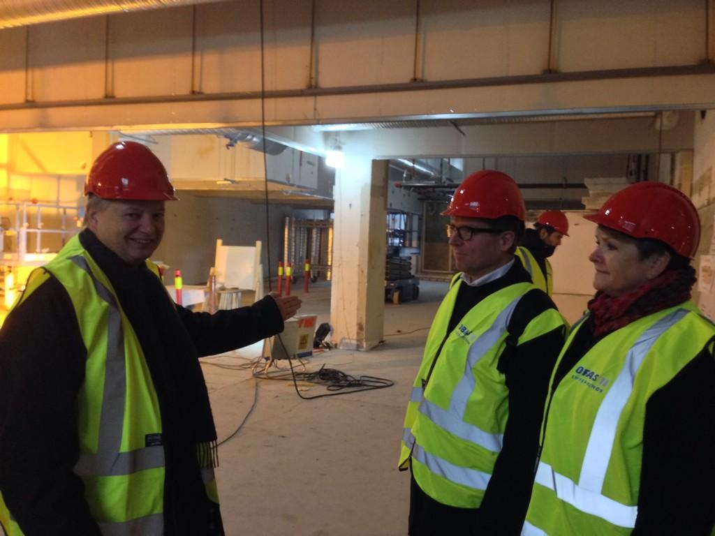 På befaring sammen med byrådsleder i nye Bergen Helsehus: Legevakten. Ville helst ha blå hjelm, men får klare oss.