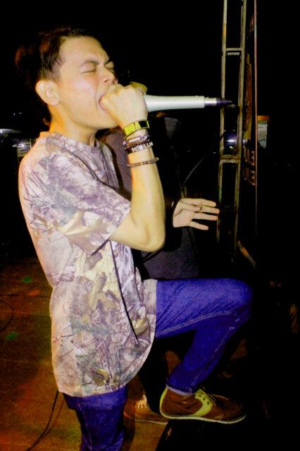 Kemiinquinn's tweet photo. Perform @display_project T-shirt @fourtweenty2 keren, thanks kang sukses terus: ) #420Kane:D http://t.co/3jpDYI5Fp1