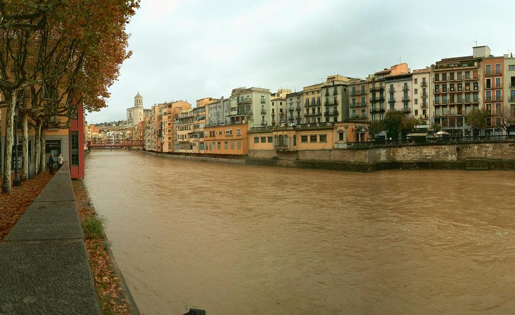 Girona_Cat's tweet photo. En aquests moment el cabal del riu Onyar és de 32m3/s segons l'@aigua_cat #Girona #llevantada http://t.co/MRSLyBkDS0