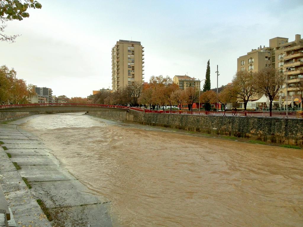 Girona_Cat's tweet photo. En aquests moment el cabal del riu Onyar és de 32m3/s segons l'@aigua_cat #Girona #llevantada http://t.co/MRSLyBkDS0