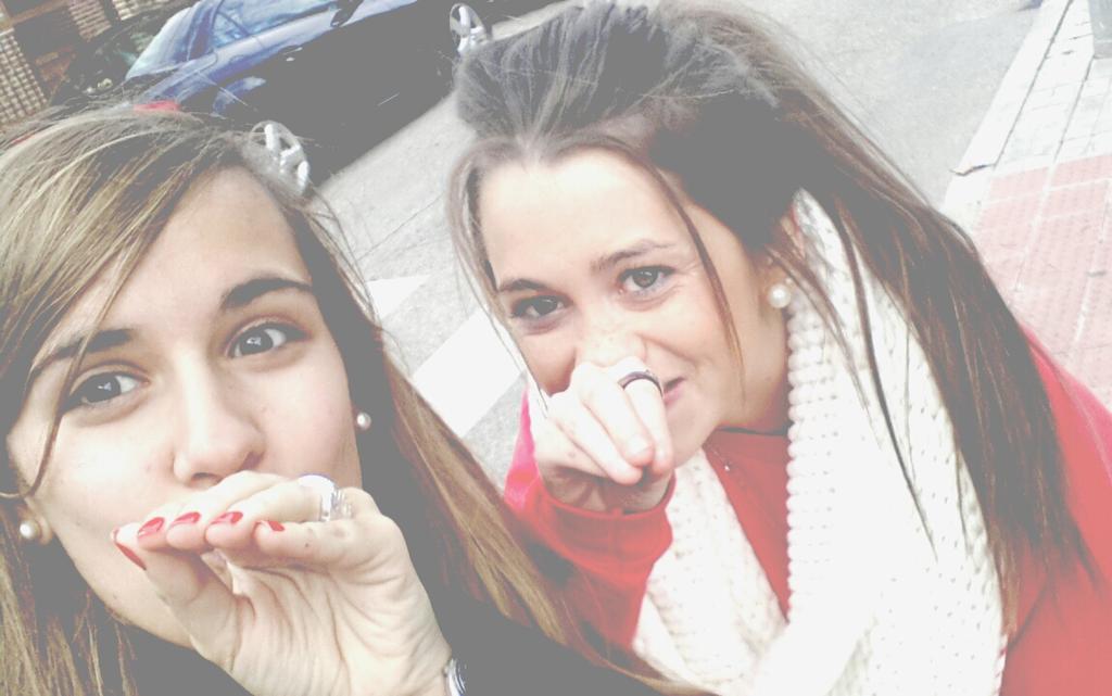 LoroCruz3's tweet photo. Periquitos haciendo de las suyas 🐦 @Beeleen__ jajja #acasita http://t.co/DYd0yVOSqR