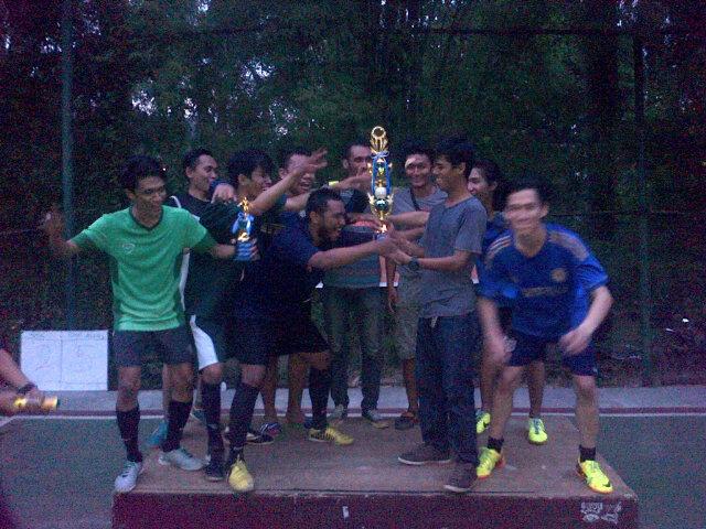 BEM_IISIP's tweet photo. Penyerahan piala juara 1 Intern Cup oleh ketua @UKMSBolaIISIP @IISIP_Jakarta kepada tim @PMKLLC_IISIP !!! Congrats :) http://t.co/8UNQH7dQld