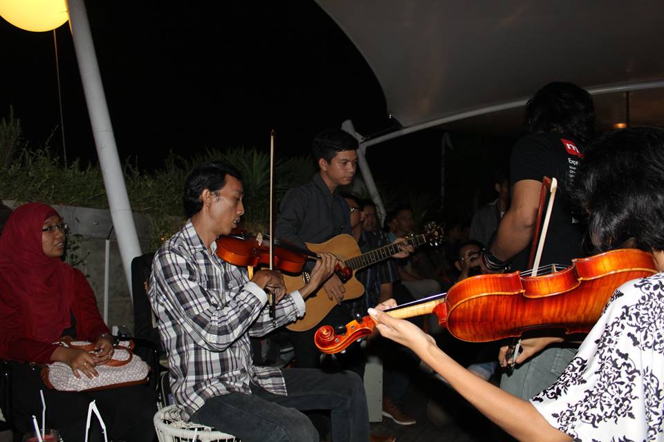 Biola_Tangerang's tweet photo. Jamming session on Awan Lounge, Kosenda Hotel-Jakarta http://t.co/cfdEPgIZck