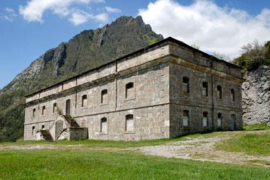 PueblosdeAragon's tweet photo. Fuerte de Santa Elena #Biescas #AltoGállego #Huesca #Aragon http://t.co/C2FQYkqz8S