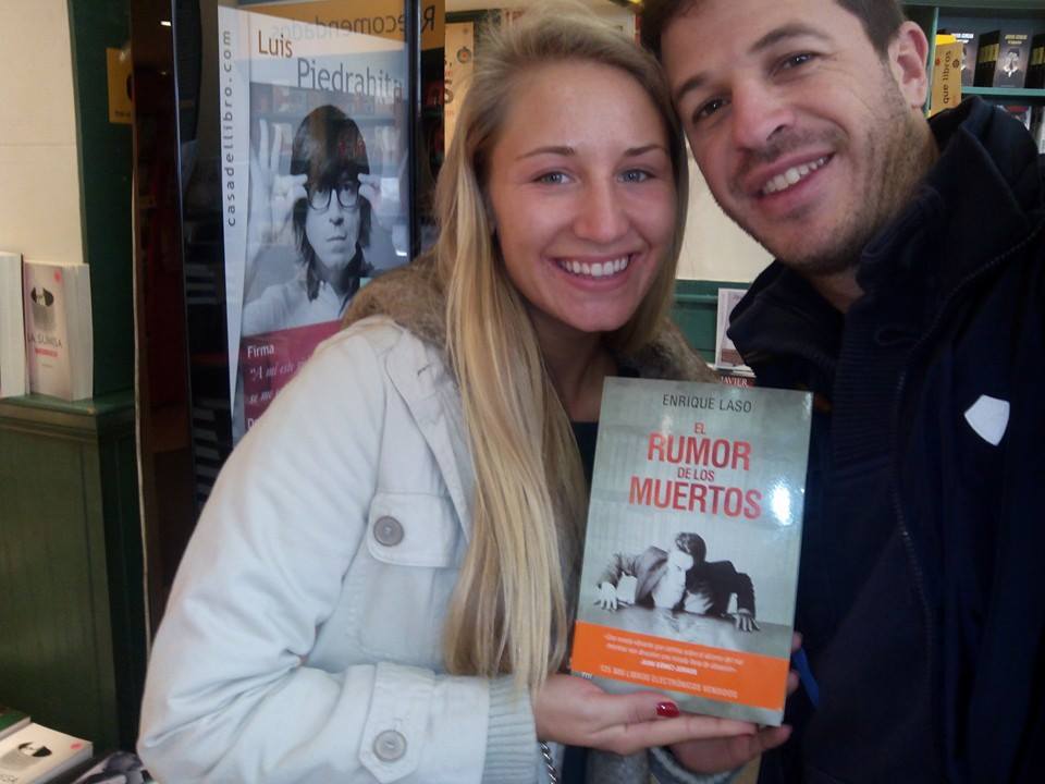 enriquelaso's tweet image. Preciosa fotografía de @mikialmeria y Liz comprando #ElRumordelosMuertos en @casadellibro :)