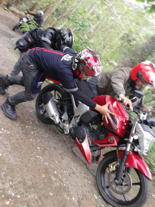 Sesi II. 5 prospek harus menaikkan 2 motor ke puncak Kebun Buah manngunan. Trek basah, licin, sempit dan curam. Enjoy