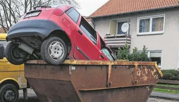 BILD_Hannover's tweet photo. #Celle. Was macht der
#Fiat im #Müll-Container? 
http://t.co/Wx2sdaWzjD http://t.co/MNghW8abL7