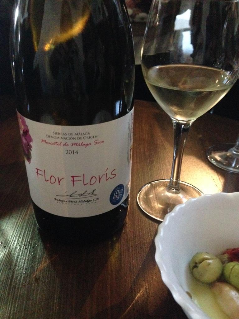 Remealsurdelsur's tweet photo. Delicioso  el vino blanco moscatel de Málaga seco en bodega @VegadelGeva #famtrip #saboramalaga @ctrlagarganta http://t.co/sK2hUGps48