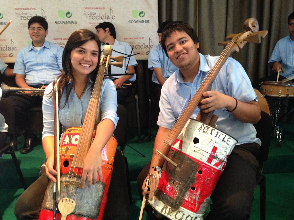 berziklatu's tweet photo. Orquesta Cateura en el Euskalduna (30Dic). Disfruta de su música con instrumentos reciclados.  http://t.co/tTNUjpTvcu http://t.co/bH9ZX1msM8