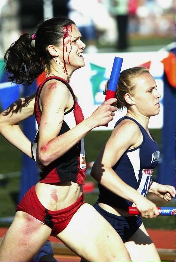 BenjaminValette's tweet photo. Alicia Follmer a trébuché et a été piétiné pendant une course,elle s'est relevée pour terminer à la troisième place. http://t.co/qkrju4S5Sf