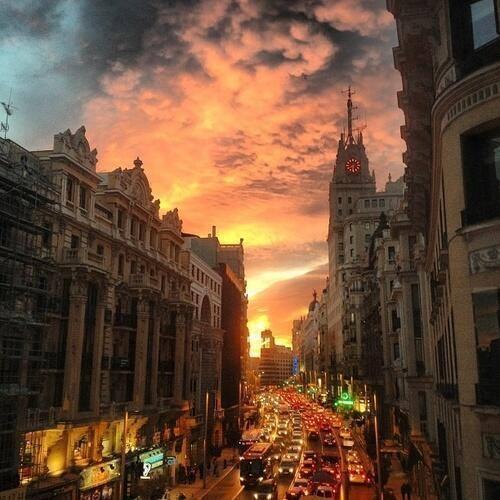SecretosdeMadri's tweet photo. Aquel reloj del Edificio Telefónica que tan bien conjuntaba con los atardeceres rojizos de Madrid #nostalgia http://t.co/DnUooQysvE