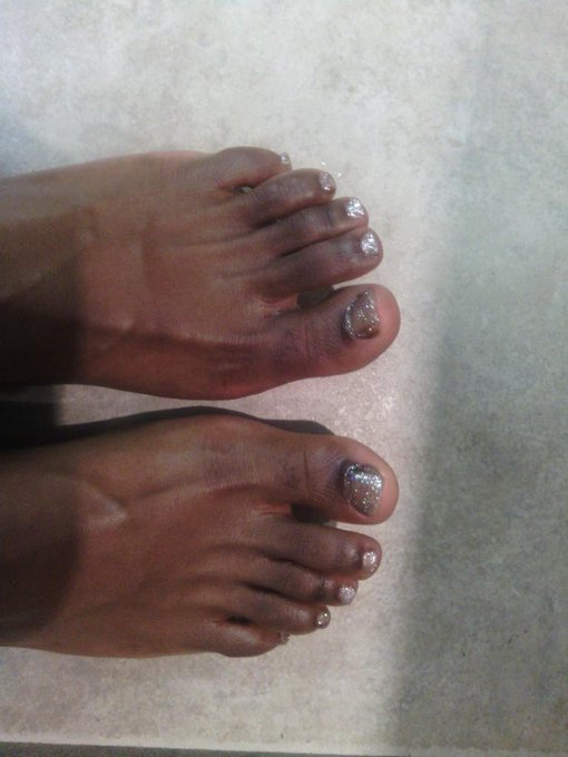 Shiny pedicure with sparkles. http://t.co/WAWm16OtyZ<a href="/tag/mirrorselfie"class="tags"><span>#mirrorselfie</span></a><a href="/tag/mirrormonday"class="tags"><span>#mirrormonday</span></a>