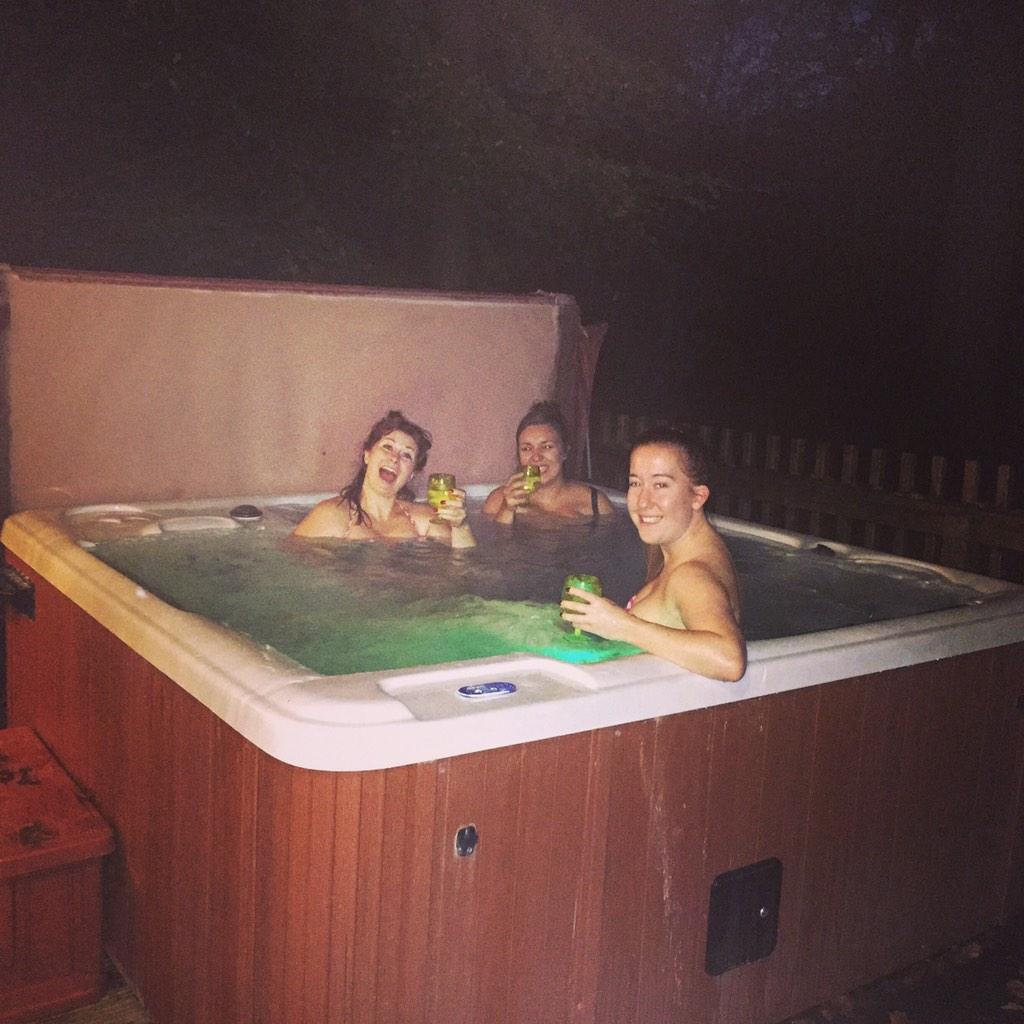 Leah487's tweet photo. #weekendaway #hottub #girls #wine http://t.co/vsClLaXmg9