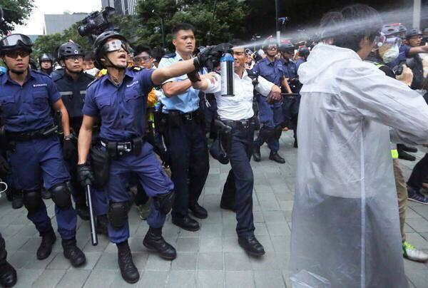 chinesehotnews's tweet image. 这张照片很有意思：一个黑警恶狠狠地对着和平示威民众喷辣椒水，一个尚有良知的警察伸手去阻止，另一个警察却去制止这名有良知的警察的劝阻。三个警察三个不同的表现。。。。