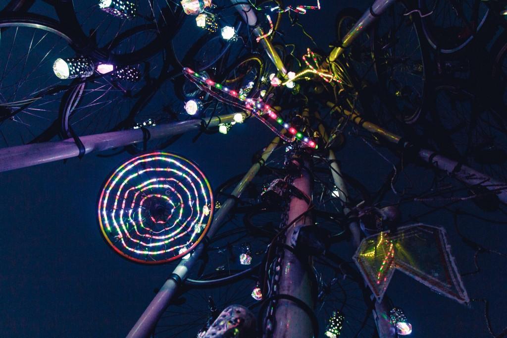 MoleyBizzle's tweet photo. Bike powered Christmas tree! #flydendeby #vesterbrojuletræsfest #enghaveparken #hjuletræ http://t.co/QXJQmv5PZN