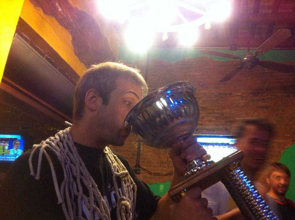 asselfabricio's tweet photo. Gracias a juanjo y a @JuanPagella  por las burbujas para llenar la COPA !! #GorII #VamoslosViejitos http://t.co/6jHf4MRV2v