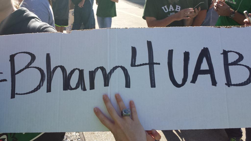 Lannah8's tweet photo. Free Pizza at the Administration Building! Come out and join the PROTEST! SUPPORT UAB FOOTBALL!! #Bham4UAB #FreeUAB http://t.co/v9nVQ4dMXI