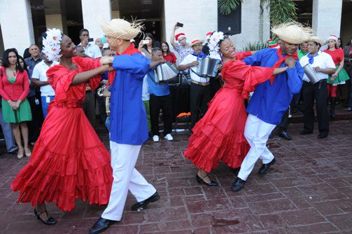 EducacionRDo's tweet photo. En la llegada de la Navidad los colaboradores @MinerdDO disfrutaron de presentación del Ballet Folclórico Dominicano. http://t.co/0IQR9y1LKM