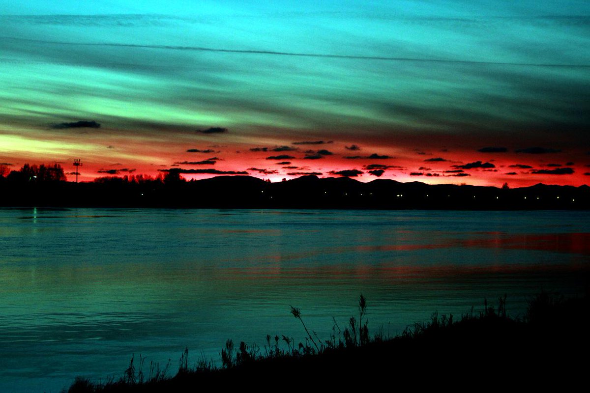 bcburley's tweet photo. Day of flying wrapped up with beers at #RichmondBC #FlyingBeaver #YVR Here was view from river #Sunset @HelloBC http://t.co/YC7pXpHxTv