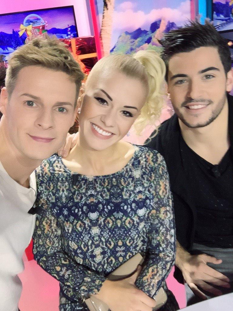 Mdelormeau's tweet photo. On est prets à vous faire gagner un smartphone en direct dans #LeMag #LaHotDeNoel http://t.co/Sx1mN0ml36