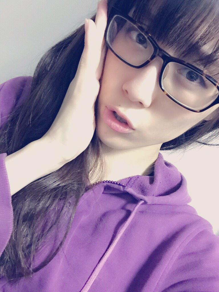 松田実里 今日はメガネで久しぶりに料理した タマネギってブっ飛ぶくらい目に染みるのねt T コンタクトよ ありがとうm M メガネ女子 コンタクト女子 Http T Co C3pz8vyg