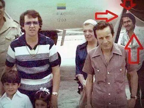 chuymelo's tweet photo. Por fin se dio el reencuentro de dos grandes Chespirito y Pablo Escobar #ColombiaYMexicoUnidos http://t.co/RUXhWn2Kmy