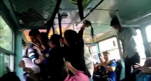A3Noticias's tweet photo. Intentan atacar a dos hermanas en el interior de un autobús en India y ellas responden así... http://t.co/39dfTZ7h31 http://t.co/jYCz7ewb35