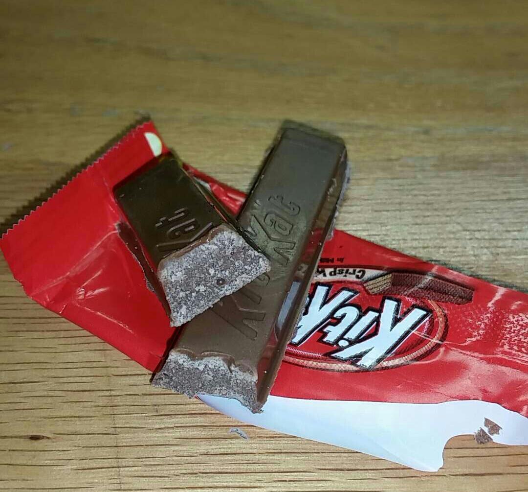 ylnGyAnG's tweet photo. @KITKAT What is this madness?!?! Really scared me when I bit into it haha http://t.co/3fiJyyhv19