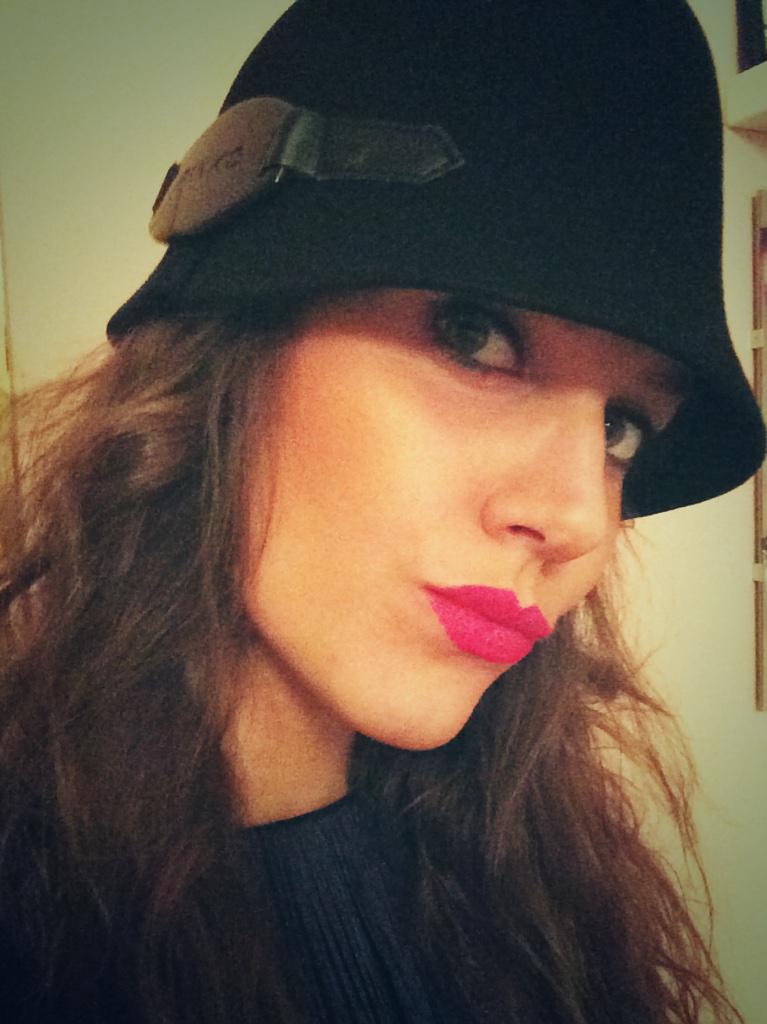 paffarina's tweet photo. #me #hat #pinko #kiss #red #lips #smack #ciao #night #friday #fraidi😅 http://t.co/Pi8NBSIhQ8