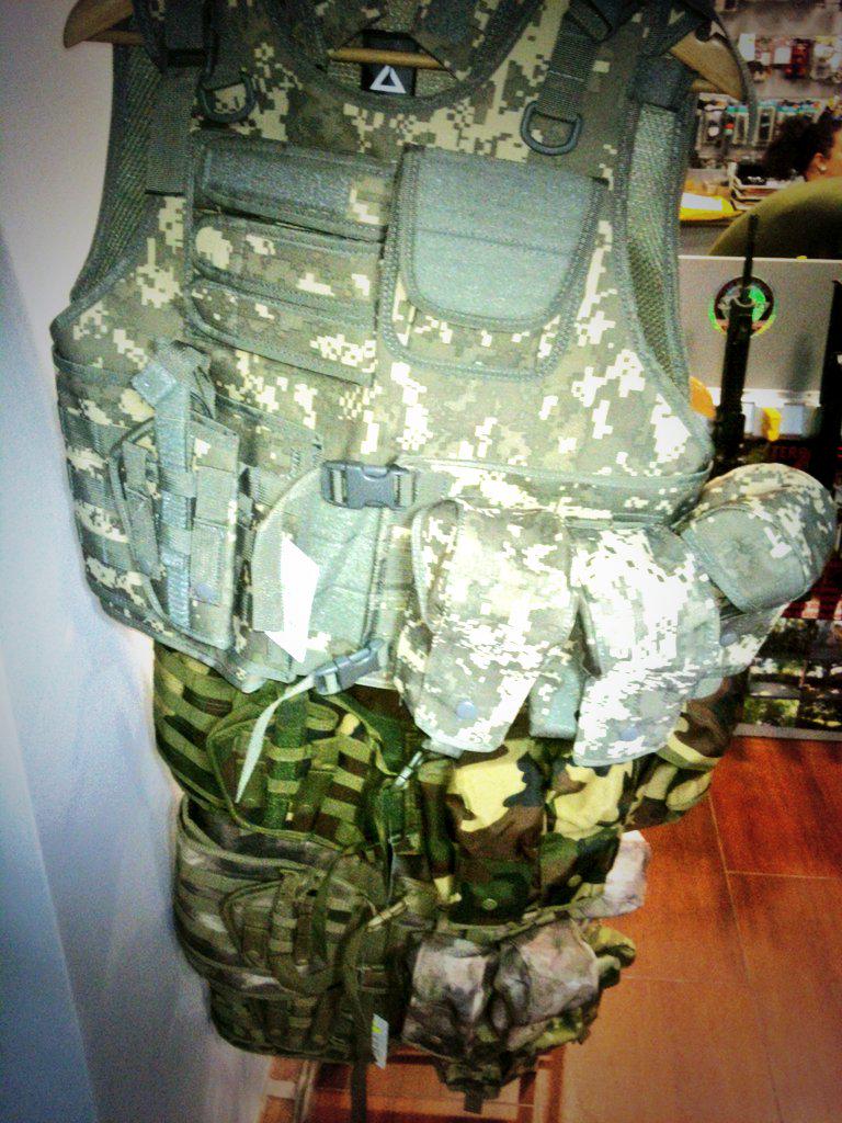 AirsoftGallardo's tweet photo. Chalecos moi a 39,90€!! Diseño propio made in #onlygallardo #ARMYSelcaDay #airsoft #LunesFresquito http://t.co/1tATnEhi9R
