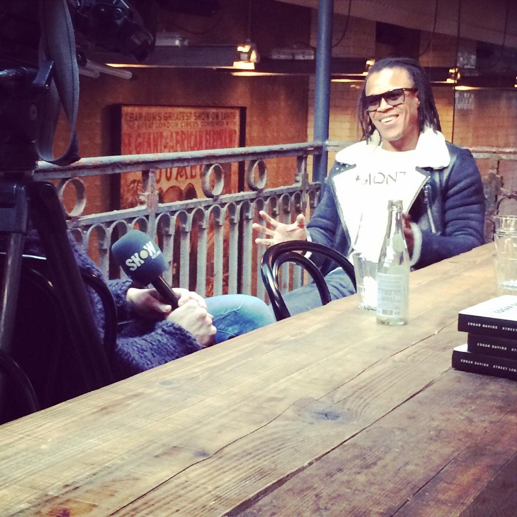 roycomm's tweet image. Dinsdagavond bij @ShownieuwsSBS6: @esdavids over zijn nieuwe boek over straatvoetbal Street Legends. @VI_Boeken