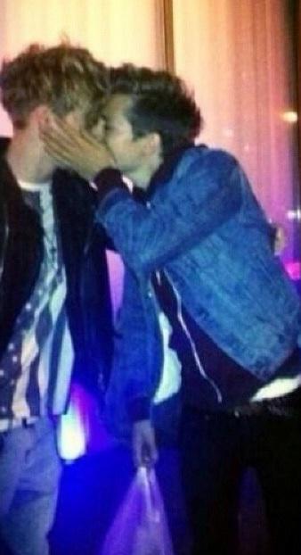 TheVampsJames's tweet photo. Trames is real http://t.co/NQIYz3QthQ