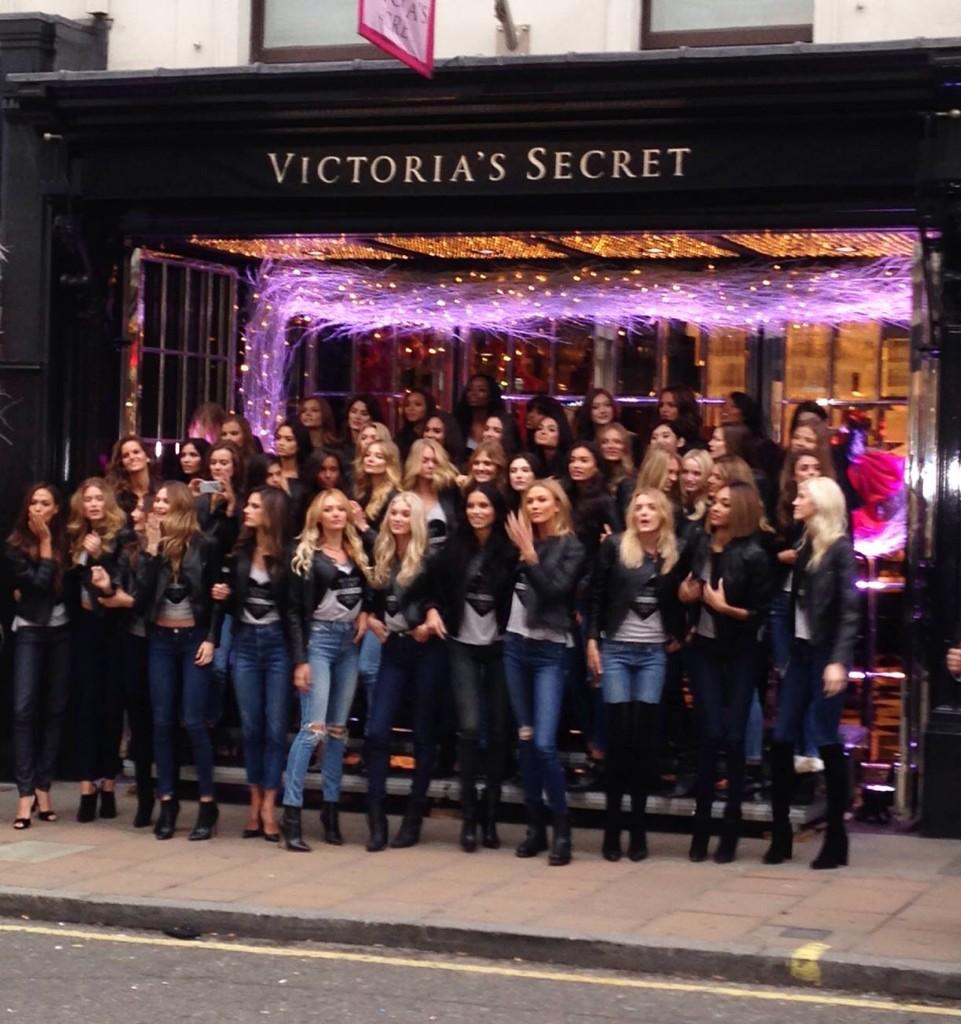 SaraBattistutta's tweet photo. Un po' di figa qua?!?! #VSFashionShow #quantainvidia http://t.co/9BldGNMmbO