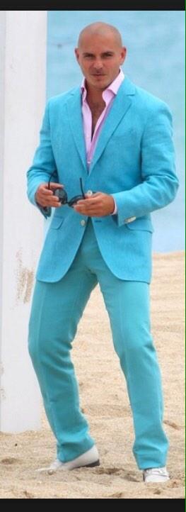 NPitbull2's tweet photo. Gente mirando me en la playa #diosmio #HA http://t.co/JoXLoHgetL