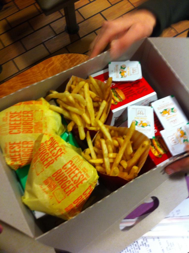 Rachel17Schmid's tweet image. Me and Gavin don't mess around 😂😈🍔🍟 #tailgatepack #mcdonalds