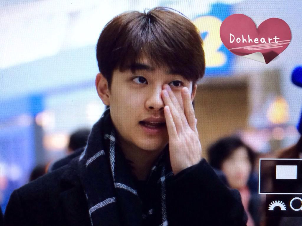 pumpkinyeol88's tweet photo. He's so squishy!!!! "@EXONATIONSG: 141202 D.O #3 - ICN Airport [cr:like a star, dohheart] http://t.co/HgoOyPu804"