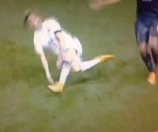 Deliciousface41's tweet image. “@BleacherReport: VIDEO: A Leeds United midfielder @therealOG_88 @powersamuel ble.ac/1vZNymK http://t.co/n6aSZoL5qf”