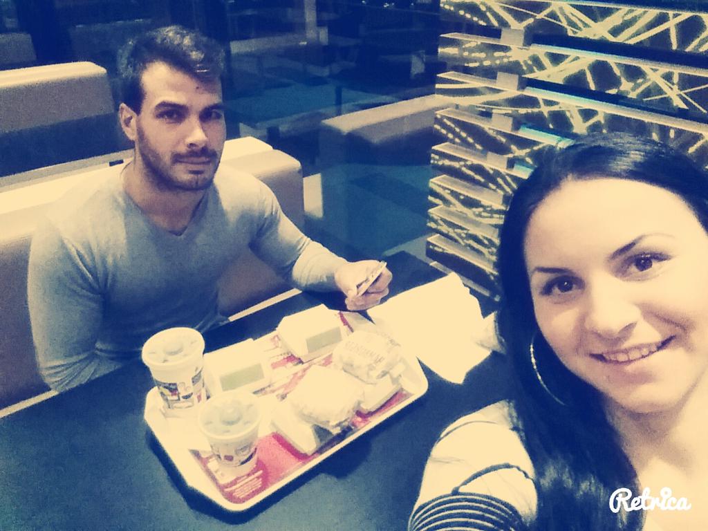 10Criistiina's tweet photo. Cenandoo con mii @amonteron91 💑💏💖 http://t.co/bxAN5Ie6T5