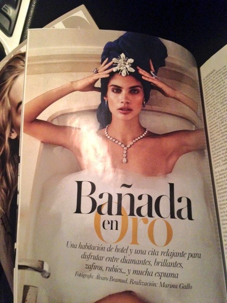worinpro's tweet photo. Taking a look to the printed version! @alvarobeamud @Sara_Sampaio @VogueSpain http://t.co/PYoqxCUqok