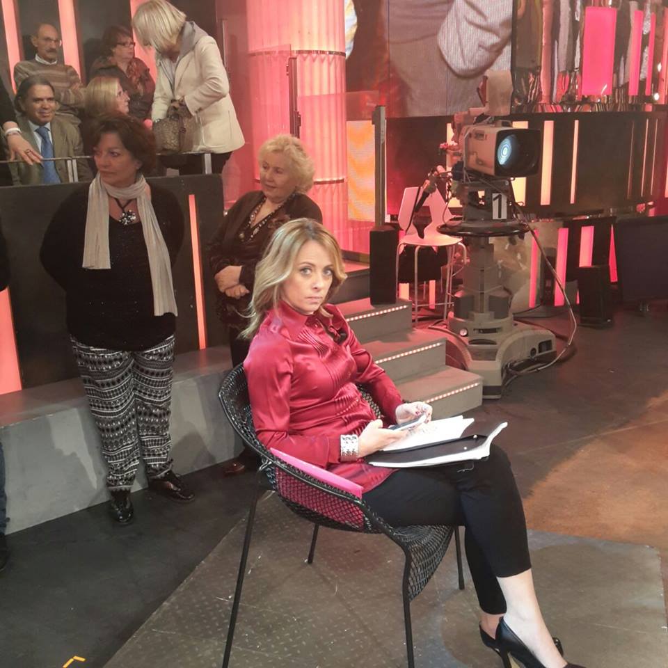 GiorgiaMeloni's tweet photo. #Backstage #QuintaColonna. Ora in onda su #Rete4 http://t.co/9jm974OJD3
