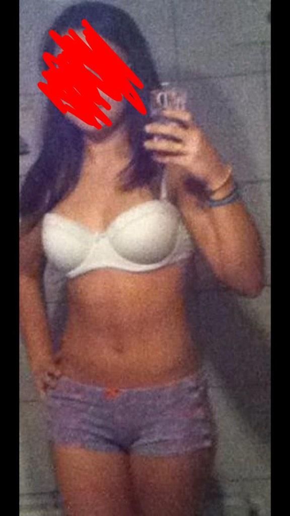 OhotSnap's tweet photo. A partir de 10 #rt et 10 #favoris elle vs flw et vs ajoute sur snap si ya votre pseudo ;) #snapchaud #snaphot #boobs http://t.co/qeUnhzYbr4