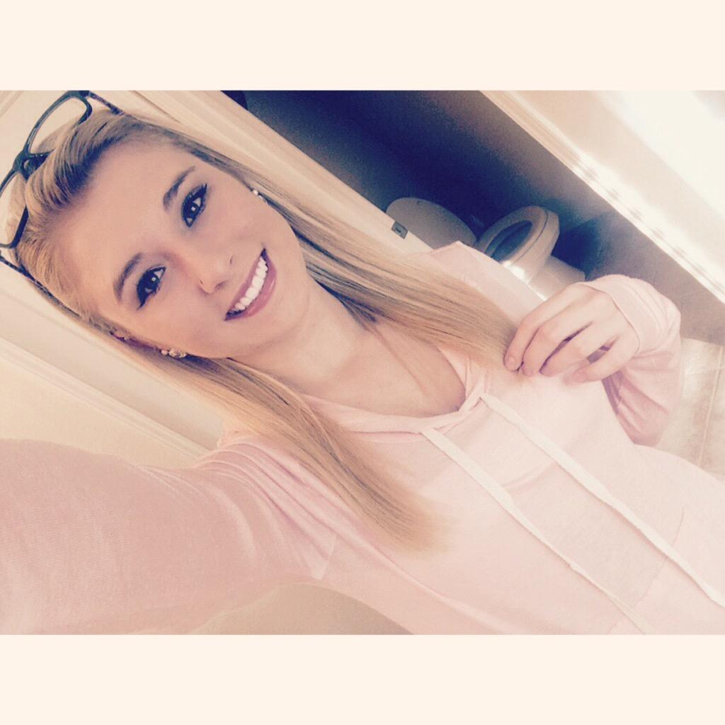 kailevecchio's tweet photo. Champagne livin on a beer budget 🎀 #instatotwitter ↔️ http://t.co/ZPdzENlbvP