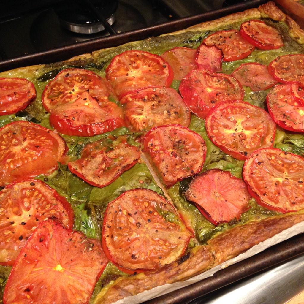 veganvixuk's tweet image. Easypeasy #vegan tart with @SaclaUK dairy free #pesto yum!