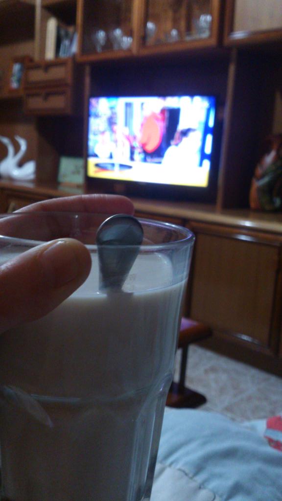 espada_aroco's tweet photo. Las noches,no son noches sin mi vasito de leche :) @lominchar89 
#LQSA8 http://t.co/mABj5KNKyR
