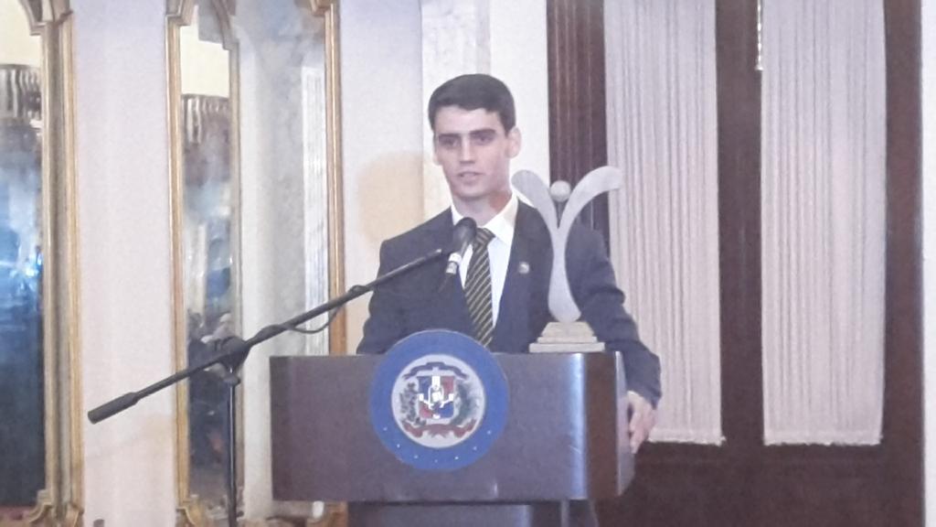 MIC_RD's tweet photo. .@GianLuisPereyra, ganador del Reconocimiento a la Excelencia #PYMES, comparte unas palabras de agradecimiento. http://t.co/wCEnaMrjmb