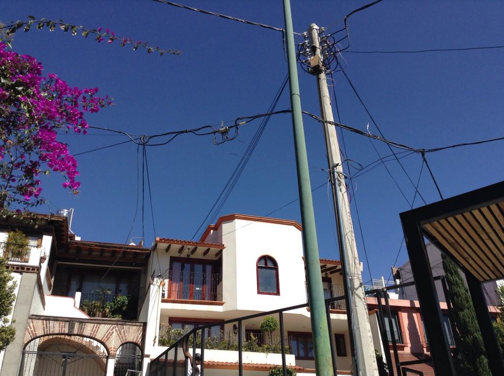 LomasdeTarango's tweet photo. @TELMEXSoluciona en @LomasdeTarango hay cables sueltos nos urge nos ayuden... Por favor! http://t.co/61GPnvTozy