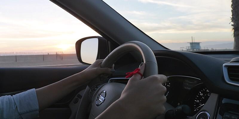NissanUSA's tweet photo. Hands on the wheel &amp; thumbs off the phone. Put down your phone while driving #RedThumb http://t.co/7gkQ3pSQTp http://t.co/C4IP77LpuH